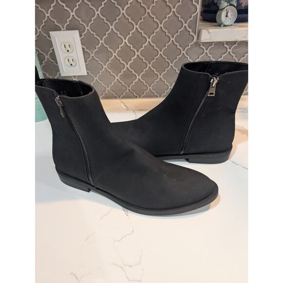 Amazon Essentials Women's Exterior Zip Flat Ankle Boot - Picture 1 of 3